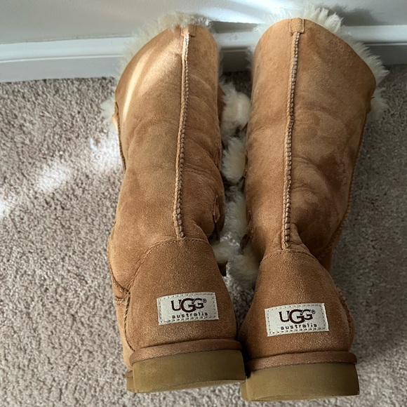 UGG Australia Bailey Button Boots, Chestnut, Size 9. - Picture 4 of 6